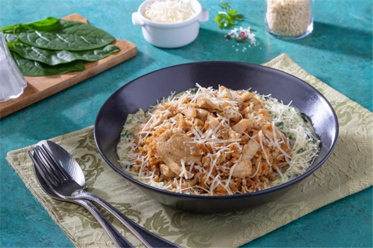 طريقة عمل لسان العصفور بالدجاج وكريمة السبانخ