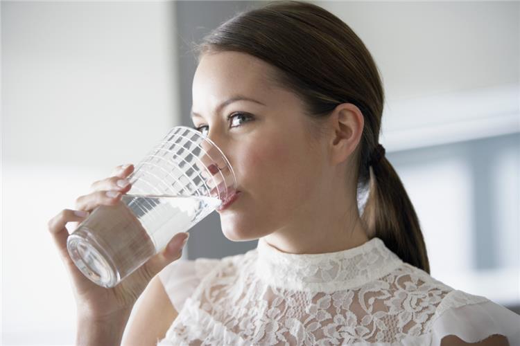 عادات خاطئة حول شرب الماء تفقد جسمك فائدته