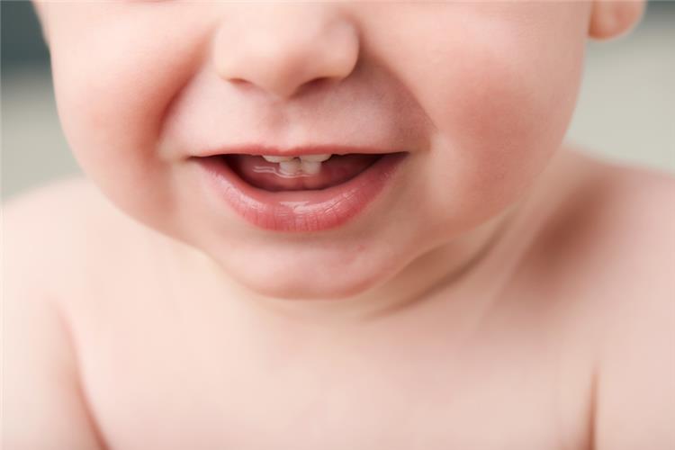 ما هي علامات تسنين الرضع وكيفية تهدئة آلامها؟