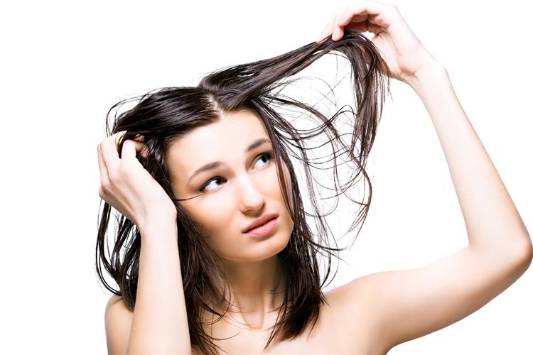 كيفية التخلص من الشعر الدهني بوصفات طبيعية