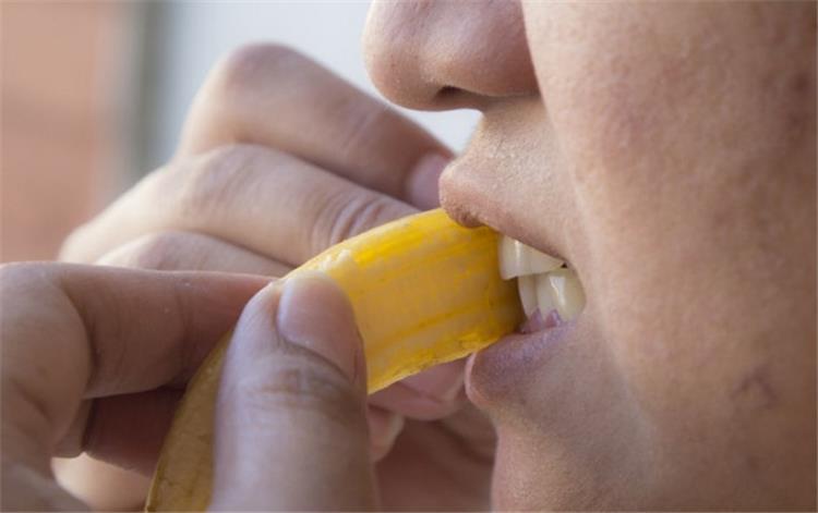 طرق لتبييض الأسنان بالمنتجات الطبيعية