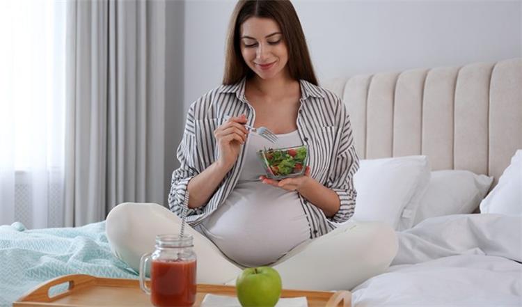 نصائح غذائية للحوامل بتوأم للحفاظ على صحتهن وصحة الجنينين