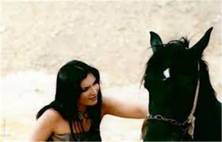  هل تتذكرون "مطربة الحصان"  الفنانة نجلا.. تعود للظهور وتكشف سبب طردها