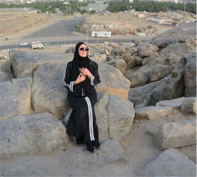 هل سترتدي نيرمين الفقي الحجاب بعد العمرة؟