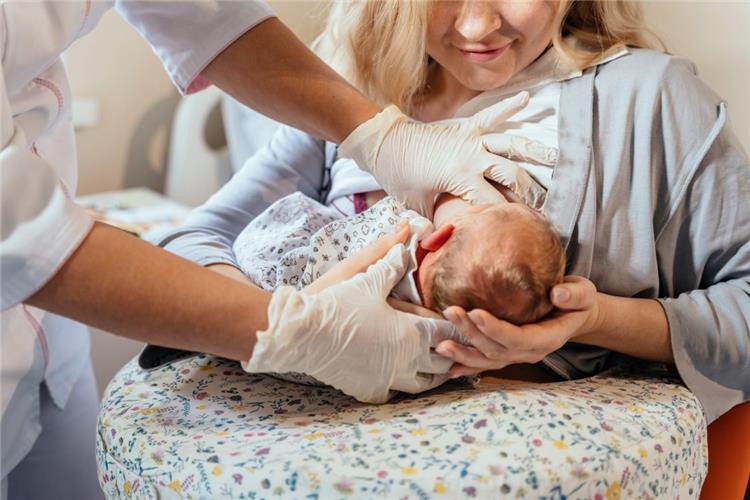 متى وكيف تبدأ الأم بالرضاعة الطبيعية بعد الولادة؟