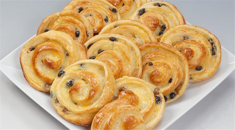 طريقة عمل البريوش الهش بالزبيب والكرز