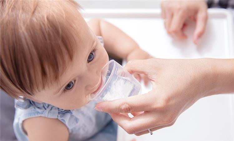 متى ينصح بإعطاء الرضيع الماء مع الرضاعة؟
