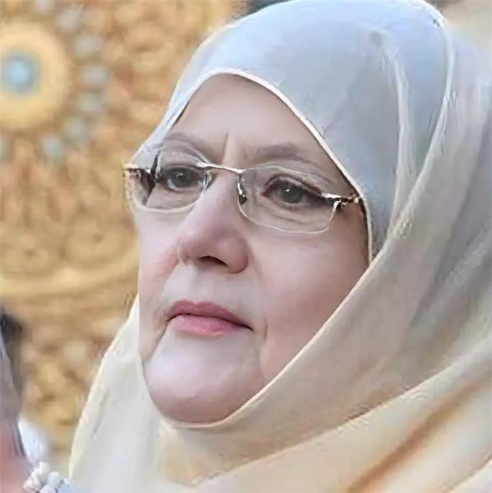 أحدث ظهور لشمس البارودي في زيارة مؤثرة لقبر حسن يوسف ورسالة رثاء تبكي 