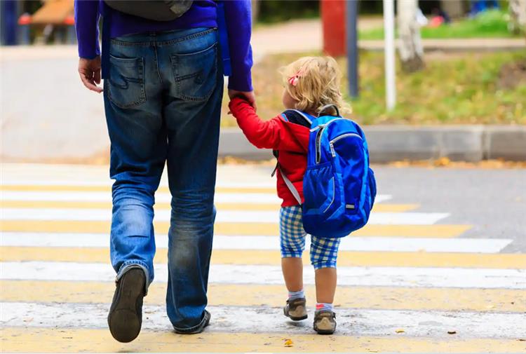 كيف تهيئ طفلك للذهاب إلى المدرسة لأول مرة؟