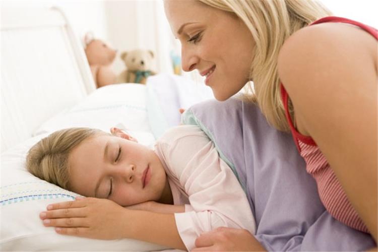 كيف تتحدثين مع طفلك عن ضرورة نومه في سرير منفصل
