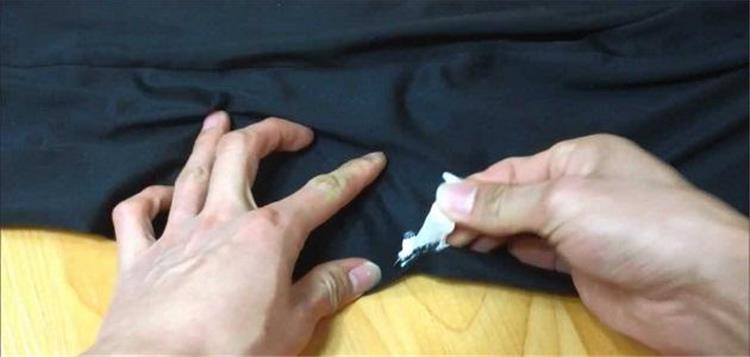 طريقة سهلة للتخلص من أثر التصاق اللبان بالملابس