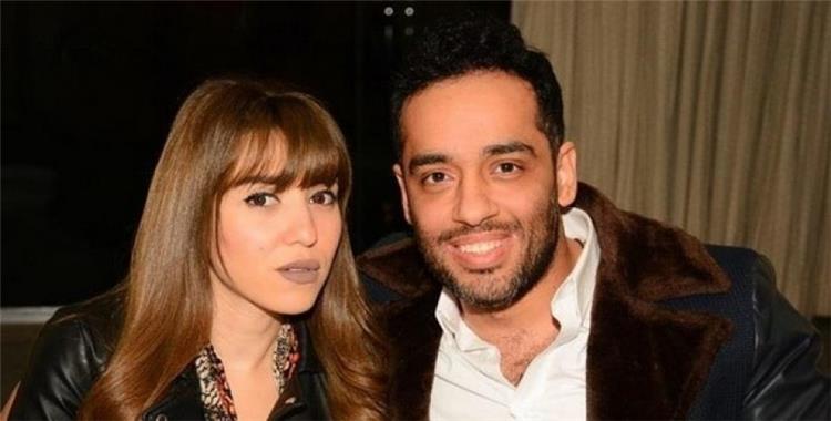 رامي جمال يعلق ساخرًا على صورته مع زوجته
