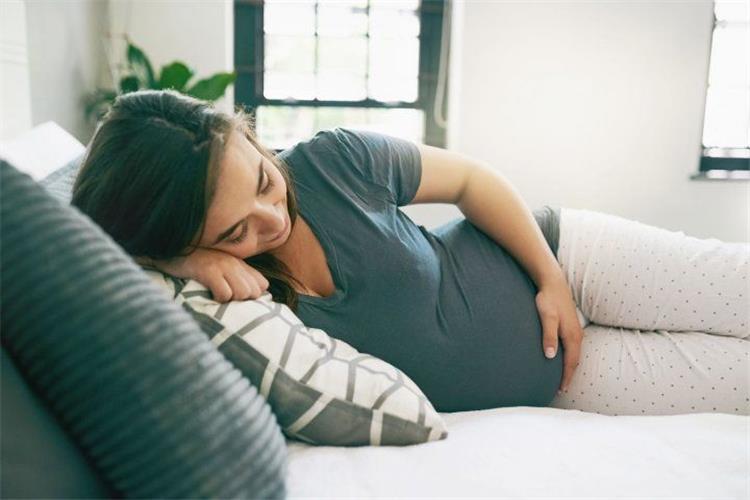 علامات الخطر التي تتطلب مراجعة الطبيب فوراً أثناء الحمل