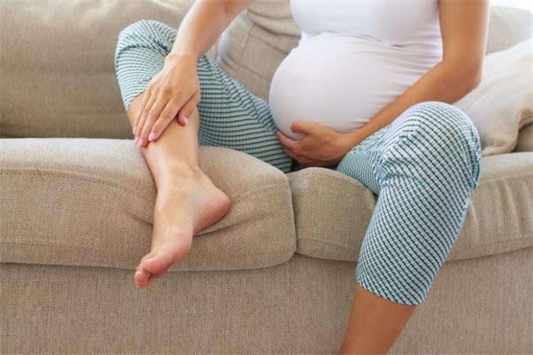 أسباب تورم الساقين في الحمل