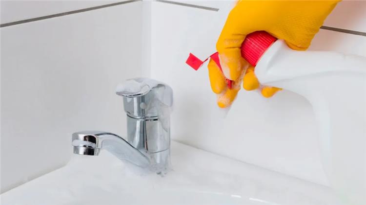 استخدامات الكلور في تنظيف الحمام.. وكيفية الاستفادة منه بأمان