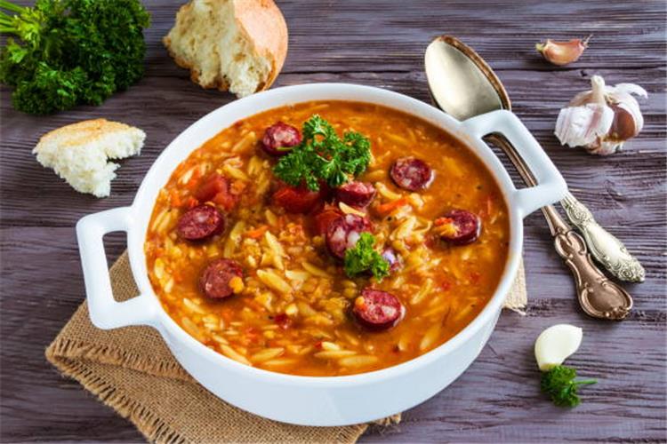طريقة عمل لسان العصفور باللحمة المفرومة والخضار