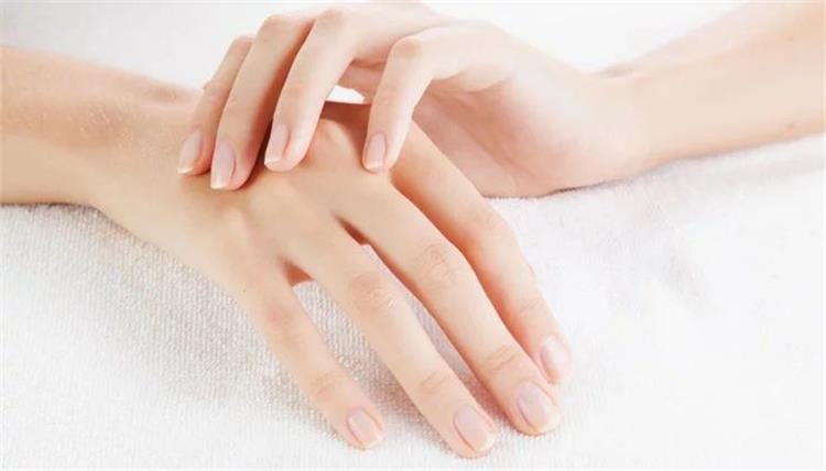 وصفات منزلية سهلة للعناية بالأظافر وتبييضها