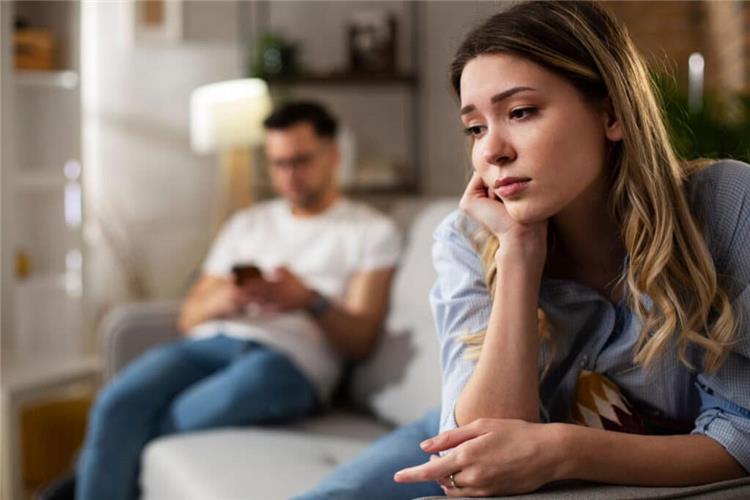 تأثير العمل والانشغال على العلاقة الزوجية وكيفية تجاوز الخلافات الناتج