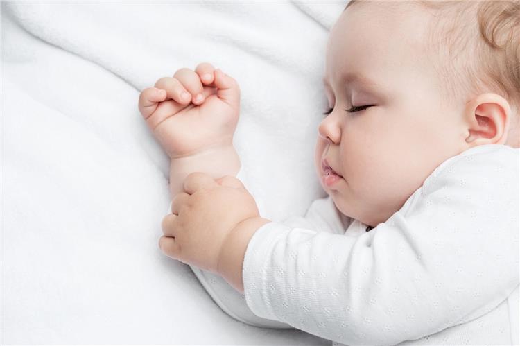 8 نصائح هامة لتنظيم نوم الطفل الرضيع