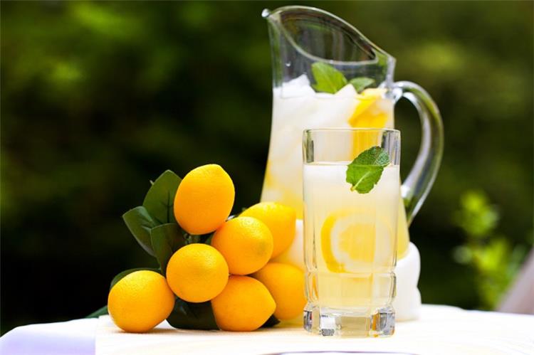 فوائد اضافة عصير الليمون للشامبو
