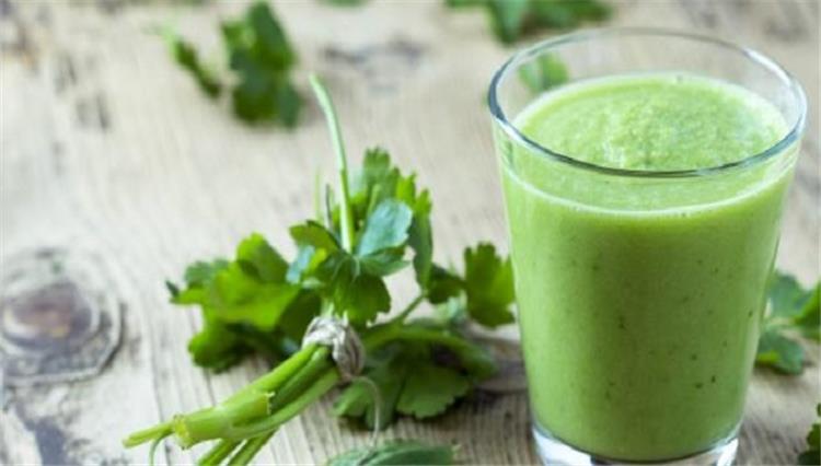 ماذا يفعل عصير الكزبرة الخضراء لجسمك عند شربه قبل النوم؟