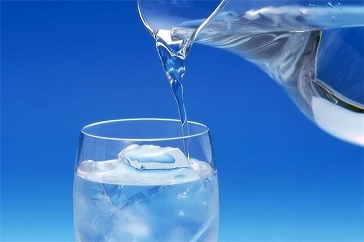 أضرار شرب الماء البارد على الصحة بين الحقيقة والخيال