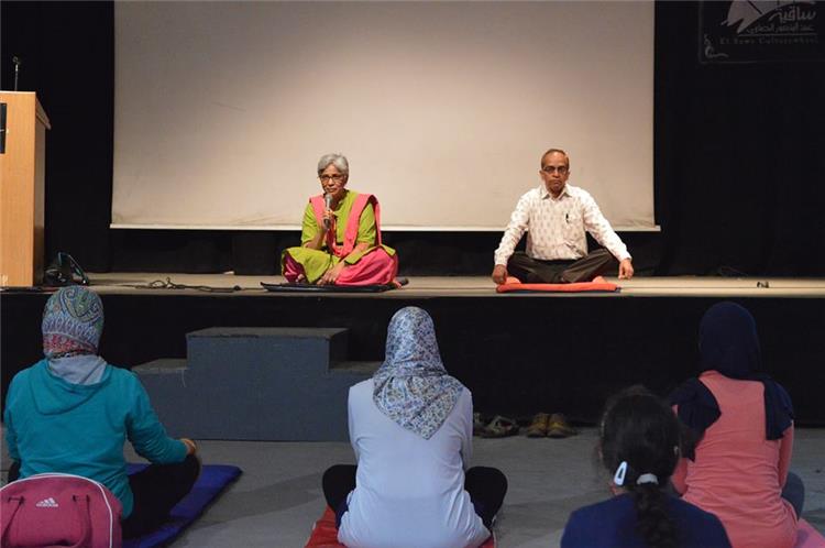 مدربة اليوجا في المركز الثقافي الهندي