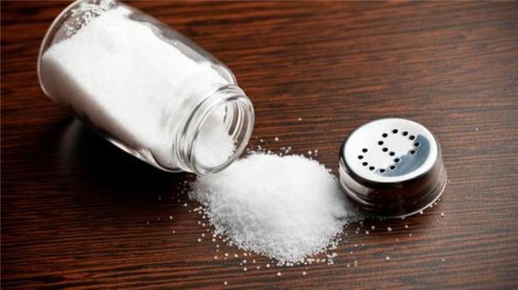 كمية الملح الواجب تناولها في اليوم حتى لا يصيبك بالضرر