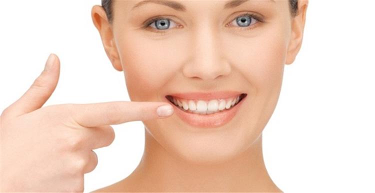 4 وصفات طبيعية لتبييض الأسنان أفضل من المعجون