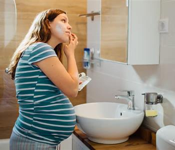 العادات اليومية الخاطئة التي تضر ببشرة الحامل