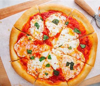 طريقة عمل البيتزا في المنزل خطوة بخطوة بالتفصيل