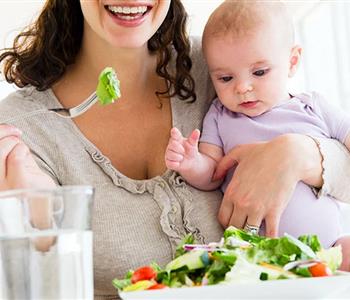 هل تحتاجين إلى مراقبة ما تأكلينه أثناء الرضاعة الطبيعية؟