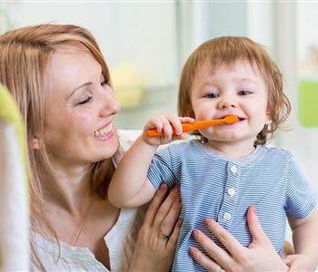 كيف تحافظين على أسنان طفلك من التسوس