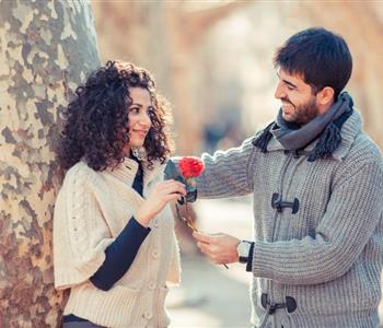 10 علامات تكشف عن حبه لك دون مصارحة