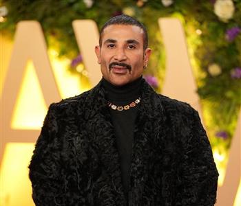 أول رد من أحمد سعد على الهجوم الواسع بسبب إطلالته في حفل Joy awards بعتذر على الحلق بس خفوا شوية