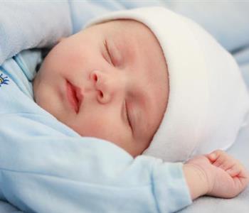 تعرق الرأس اثناء النوم عند الاطفال الاسباب وطرق التعامل