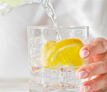 فوائد الماء الدافئ على الريق مع الليمون لا تعد ولا تحصى