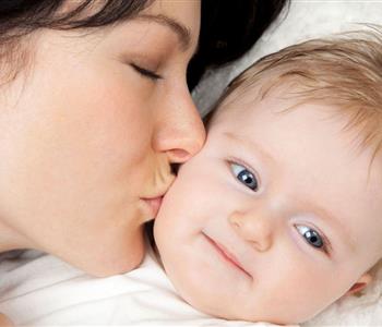 خطورة تقبيل الطفل الرضيع من الأهل