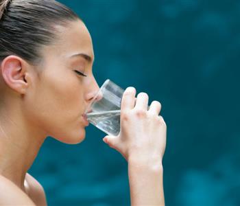 8 علامات تدل على أنك تشرب الكثير من الماء تسبب الموت