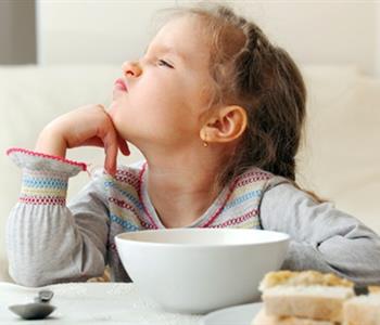 8 نصائح للتعامل السليم مع رفض الطفل لتناول الطعام