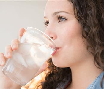 8 علامات على نقص الماء في جسمك