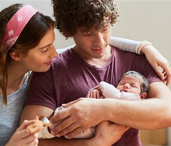 كيفية تعزيز الروابط العائلية مع الطفل الجديد