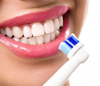 تنظيف الأسنان بطرق مثالية للتخلص من الاصفرار