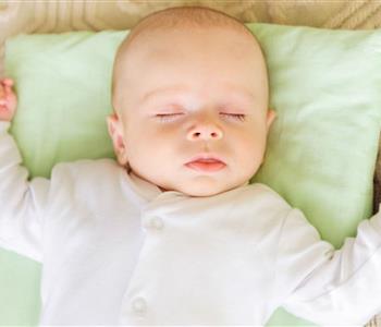 ساعدي طفلك الرضيع على النوم بسهولة بهذه النصائح