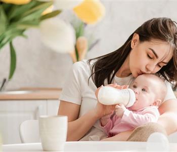 متى تكون الرضاعة الصناعية خيارًا مناسبًا للأم؟ دليل شامل لكِ
