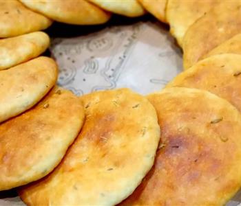 طريقة عمل القرص الطرية بالشمر والعجوة خطوة بخطوة