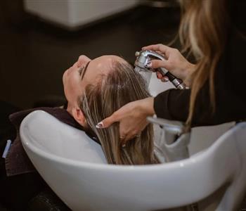 أسرار تنعيم الشعر من صالونات التجميل