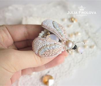 فنانة روسية تصنع مجوهرات على شكل حشرات من الخرز والاحجار الكريمة