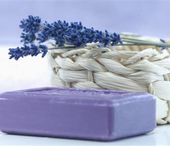 طريقة بسيطة لصنع صابون اللافندر ذات الفوائد المذهلة للبشرة