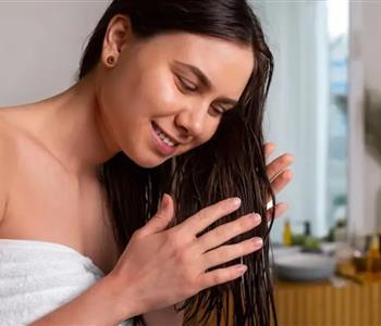 أسرار تنعيم الشعر الجاف والمجعد باستخدام مكونات طبيعية فقط